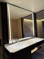 Miroir de salle de bain intelligent à LED de luxe 5 étoiles, éclairé, sur mesure, avec cadre, IP44, anti-buée, à fixation murale