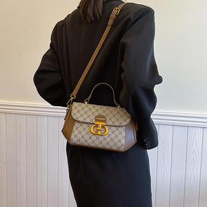 Nouveau <span class=keywords><strong>Sac</strong></span> Bandoulière/Épaule <span class=keywords><strong>Femme</strong></span> Tendance 2026 à Pompon en Fourrure, Style Rétro Frais et Élégant, Petit <span class=keywords><strong>Sac</strong></span> Carré à la Mode - Product Image 4