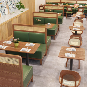 Canapés en osier et bois massif avec revêtement en cuir vert, ensemble pour salle à manger ou restaurant - Product Image 1