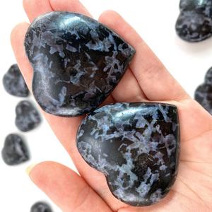 Vente en gros Rare Indigo Gabbro Merlinite Coeurs gonflés parfaitement polis pour Aura Armure Décor d'amour inconditionnel Pierres de guérison - Product Image 1