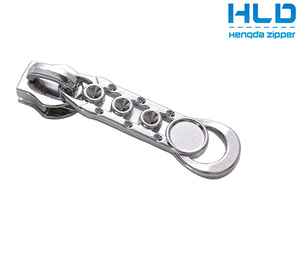 Hengda fábrica personalizada barata cabezas de cremallera personalizadas en relieve Metal cremallera etiqueta traje tirador de cremallera - Product Image 2