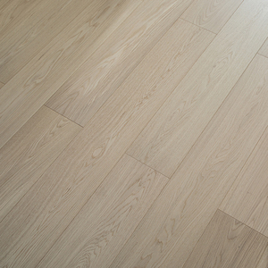 Plancher en chêne blanc brossé multicouche EN717-1, qualité AB, uniformité sur grande surface, système clic, largeur de lames de 15 mm, pour salle d'exposition - Product Image 1