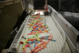 Nuevo fabricante automático de suplementos de oso de goma vitamina creatina equipo de Caramelo Suave PLC Core Gummy vitamina máquina fabricante - Product Image 6