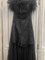 Robe de soirée élégante avec des combinaisons de plumes noires