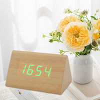 Horloge triangulaire personnalisée en bois à induction vocale peut régler plusieurs réveils Horloge de bureau à commande vocale en MDF