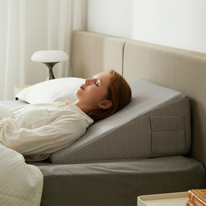 Coussin triangulaire ergonomique en mousse à mémoire de forme Du Babo pour le sommeil, le soulagement du reflux et les soins postopératoires - Product Image 1