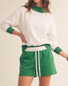 ชุดเซ็ตสองชิ้นสำหรับผู้หญิงแบบ OEM สั่งทำพิเศษ เสื้อครอปคอเต่าแต่งขอบยางยืด ตัดเย็บด้วยผ้าถักลายบล็อกสีสันสดใส พร้อมกางเกงขาสั้นเอวยางยืดมีเชือกผูก เหมาะสำหรับฤดูหนาว - Product Image 2