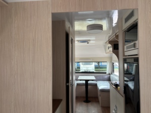 <span class=keywords><strong>Caravane</strong></span> de <span class=keywords><strong>luxe</strong></span> tout-terrain 690 avec <span class=keywords><strong>grand</strong></span> canapé-lit, châssis AL-KO léger - Product Image 2