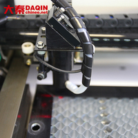 Daqin Nouvelle machine de découpe laser pour protecteur d'écran en verre trempé Laser CO2 200W avec refroidissement par eau Tube de logiciel de contrôle CNC