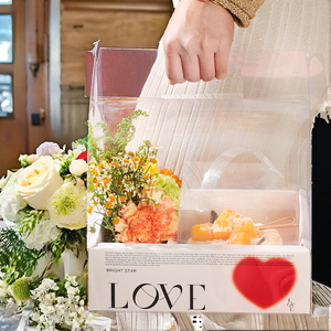صندوق كيك شفاف مستطيل الشكل من البلاستيك PET الآمن للطعام مع مقبض لتغليف الحلويات وتزيين الزهور في عيد الحب - Product Image 4