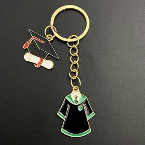 Porte-clés en émail avec breloques toge de graduation, toque, diplôme et parchemin, thème uniforme d'école de sorcellerie, cadeau de graduation et souvenir - Product Image 3