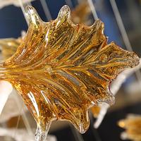 Décoration lumineuse en verre artistique en forme de feuille d'érable personnalisée, lustre LED grand format en or pour hall d'hôtel de luxe, salle de banquet, mariage, escalier