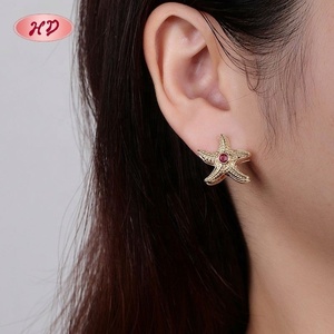 Aros Clásicos con Circonitas Transparentes en Forma de Estrella de Mar, Chapados en Oro de 18K, Estilo Vintage, Unisex - Product Image 4