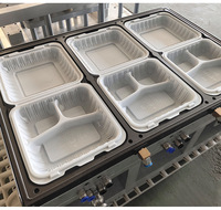 Automatische machine voor het thermoformen van plastic deksels en lunchboxen met meerdere compartimenten voor voedselverpakkingen