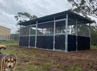 Écurie temporaire pour événements, box modulaire portable pour chevaux, structure robuste antirouille, panneaux latéraux en HDPE anti-chocs