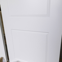 Porte en bois moderne en panneau de bois lisse en MDF blanc en nid d'abeille avec un design personnalisé, lignes découpées par CNC pour la chambre à coucher, l'intérieur de la maison