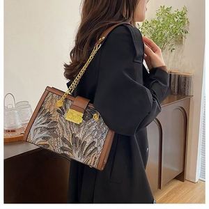 Wholesale New Fashion Hot Sell Handbags Woman <b>Large</b> Leather Bags Lady Design <b>Purses</b> for Girls - Product Image 2