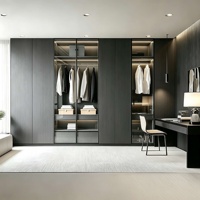 Armoire murale minimaliste grise sans poignées, du sol au plafond, avec porte en verre moderne, éco-responsable, durable, éclairage LED personnalisable