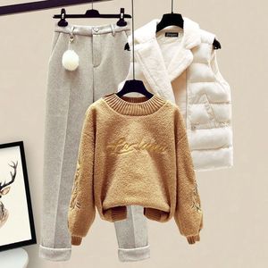 Set Elegante da Donna Tre Pezzi: Giacca in Cotone Imbottito, Gilet, Maglione a Maniche Lunghe e Pantaloni in Lana - Product Image 2