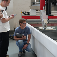 Découpeuse à jet d'eau CNC abordable YCWJ avec logiciel ATCUT personnalisable pour les petites ateliers, la signalétique et la découpe d'acrylique