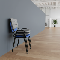 Chaise empilable en plastique noir avec poignée pour salle de formation, conférence et école