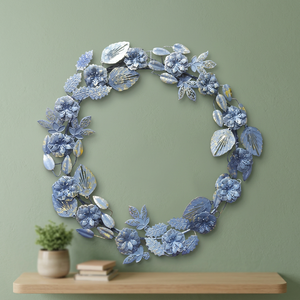Couronne décorative en métal faite à la main, style classique, art mural floral non éclairé, confectionné avec des feuilles et des fleurs bleues et argentées - Product Image 4