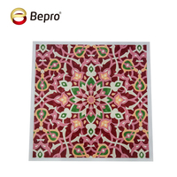 Plaques de plafond carrées en PVC de 2,3 kg/m² aux designs populaires - Résistantes au feu, anti-humidité, pour plafonds suspendus modernes de bureaux