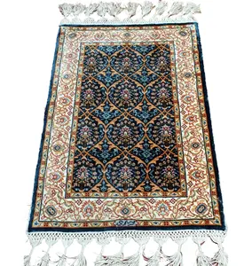 青いトルコの手織りシルクの小さな敷物イスラムの手作りの祈りの敷物