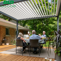 Pergola en aluminium à lames motorisées automatiques murales avec éclairage LED intégré et fonctionnalités personnalisables