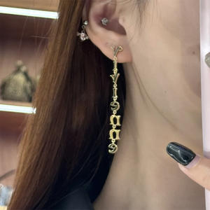 Boucles d'oreilles de niche haut de gamme Empress Dowager Vivienne, distinctives, avec longues pampilles, chaîne à lettres, diamant, laiton et motif Saturne - Product Image 4