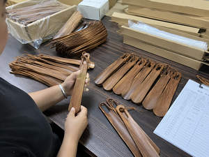 Cuchara para Zapatos de Madera de Nogal Macizo con Mango Largo y Acabado Color Nogal para un Uso Fácil y Cómodo - Product Image 2