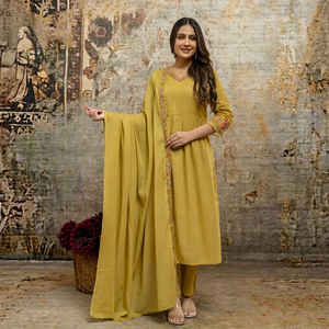Ensemble Salwar Kameez en coton jaune avec broderie, col en V, coupe ample, longueur cheville, vêtements décontractés traditionnels indiens et pakistanais pour femmes - Product Image 1