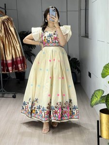 Robe longue Kalamkari traditionnelle de qualité supérieure, fabriquée à la main, pour les tenues festives, les événements culturels et les célébrations ethniques en provenance d'Inde - Product Image 3