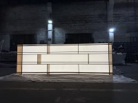 Buffet moderne rétroéclairé avec étagère en verre LED, console de rangement et cadre métallique décoratif