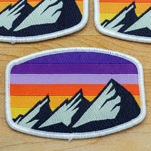 Patch en toile brodé thermocollant écologique, motif montagne, dégradé arc-en-ciel, applique rectangulaire pour la décoration de vêtements - Product Image 1
