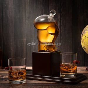 Decantador <span class=keywords><strong>de</strong></span> whisky <span class=keywords><strong>con</strong></span> forma <span class=keywords><strong>de</strong></span> <span class=keywords><strong>guantes</strong></span> <span class=keywords><strong>de</strong></span> <span class=keywords><strong>boxeo</strong></span>, <span class=keywords><strong>de</strong></span> cristal soplado a mano, <span class=keywords><strong>con</strong></span> soporte <span class=keywords><strong>de</strong></span> madera y 2 vasos, ideal para bar, regalo para hombres y fiestas. - Product Image 4