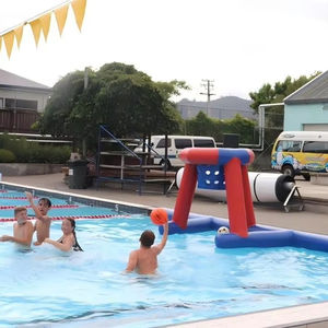 Panier de basket flottant gonflable - Jeu de basket de piscine de qualité commerciale pour parcs aquatiques, piscines de jardin et activités de fête - Product Image 1