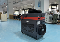 Nouvelle machine de nettoyage au laser à fibre industrielle portable refroidie par eau 3000 W pour l'élimination de la rouille des cristaux, avec des caractéristiques de sécurité élevées