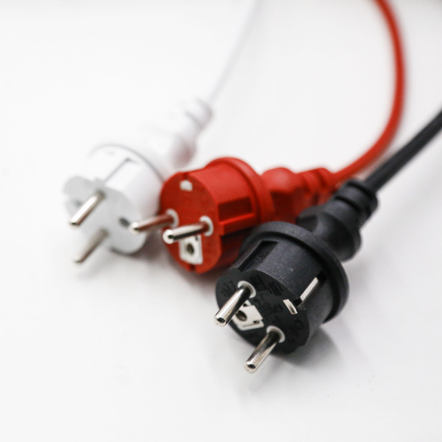 PCE-031     WATER PROOF PLUGS  IP44 WITH RUBBER CABLE H07RN-F 3X1.0 H07RN-F 3X1.5