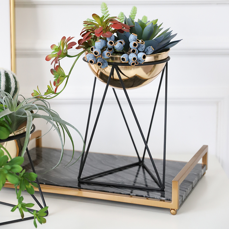 Robuste en métal triangle géométrique fleur support utilisé pour la décoration de table