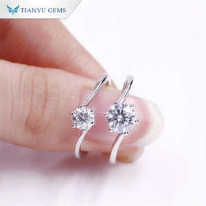 Anillo Solitario de Moissanita Plateada Premium Tianyu, Joyería Fina de Lujo para Regalos de Compromiso y Aniversario - Product Image 1