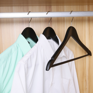 Boutique de mode Logo personnalisé Haute qualité Ensemble Top Noir Boutique Costume Cintres <span class=keywords><strong>en</strong></span> <span class=keywords><strong>bois</strong></span> pour vêtements - Product Image 5