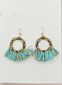 Boucles d'oreilles pendantes en fil tissé à la main de style bohème, avec <span class=keywords><strong>anneau</strong></span> en acier inoxydable plaqué or 18 carats enveloppé de perles de verre - Product Image 2