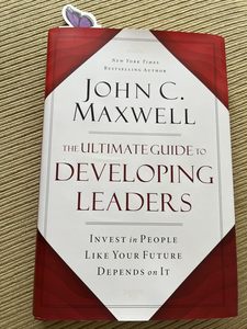 Guía definitiva para desarrollar líderes de John C. Maxwell, libro en tapa blanda, éxito de ventas para adultos - Product Image 1