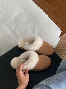 Vente en gros de nouvelles pantoufles de luxe pour femmes, chaudes, douces, en peluche, à enfiler, à semelle épaisse, antidérapantes, pour pieds nus - Product Image 3