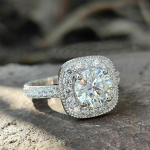 Anello classico da donna con design scintillante intarsiato, tono argento, gioielli alla moda per tutti i giorni - Product Image 1