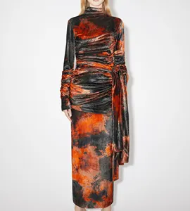 铁锈橙色的裙子在整个身体上印有彩色图案，正面有包裹剪裁和蕾丝
