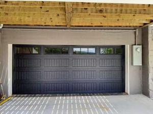 Portes <span class=keywords><strong>de</strong></span> <span class=keywords><strong>garage</strong></span> sectionnelles électriques automatiques en aluminium noir avec <span class=keywords><strong>porte</strong></span> piétonne intégrée, modernes, à enroulement, surface finie pour les maisons - Product Image 1