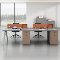 Bureau d'employé en bois en forme de L, moderne, propre et soigné, anti-rayures, avec poste de travail cloisonné par écran pour environnement de bureau