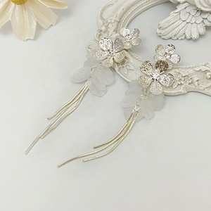 Elegantes Pendientes de Botón Chapados en Oro, Largos, de Aleación de Zinc Blanca, con Forma de Flor, Nuevo Diseño de Diamantes de Moda, para Mujer, para Fiestas - Product Image 6